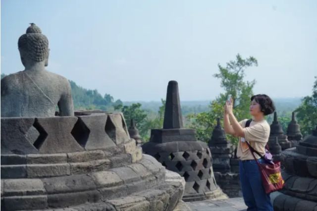 World Heritage site personnel meet with UNESCO to review the essentials of archives management.