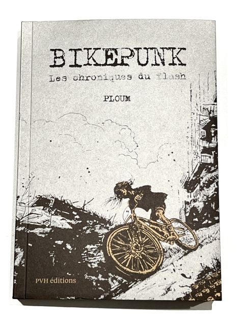 Couverture du livre Bikepunk de Ploum représentant un vélo tout terrain de amant une pent. Le personnage en short a les cheveux longs.