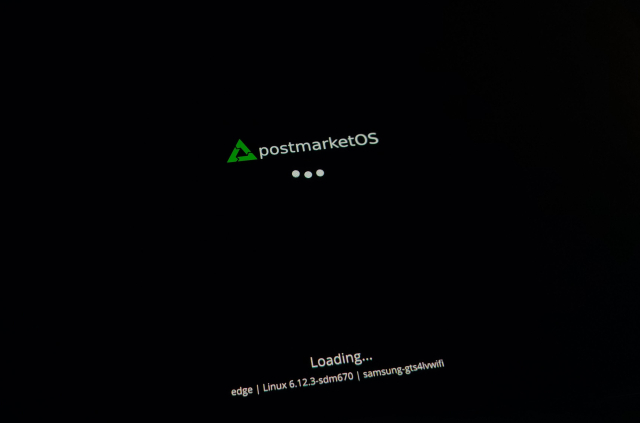 Camerashot of the Samsung Galaxy Tab S5e showing the boot splash of postmarketOS. In the bottom of the screen it is written "Loading..." and "edge | Linux 6.12.3-sdm670 | samsung-gts4lvwifi".