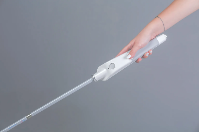 Lo Smartcane 2 da $ 850 e lo Smartcane+ 2 da $ 1.150prevedono un assistente vocale, uno strumento apparentemente inestimabile per una persona ipovedente in movimento. Oltre a rilevare gli ostacoli a livello del suolo, il sistema è in grado di individuare potenziali ostacoli in alto.