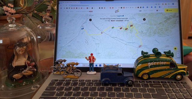 Miniatuur wierenners en autootjes op het toetsenbord van mijn laptop, met in beeld het parcours van de etappe van vandaag