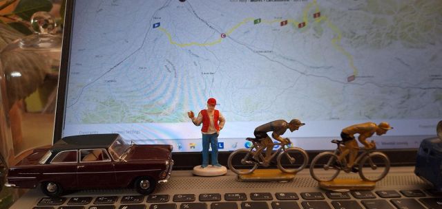 Miniatuur wierenners en autootjes op het toetsenbord van mijn laptop, met in beeld het parcours van de etappe van vandaag