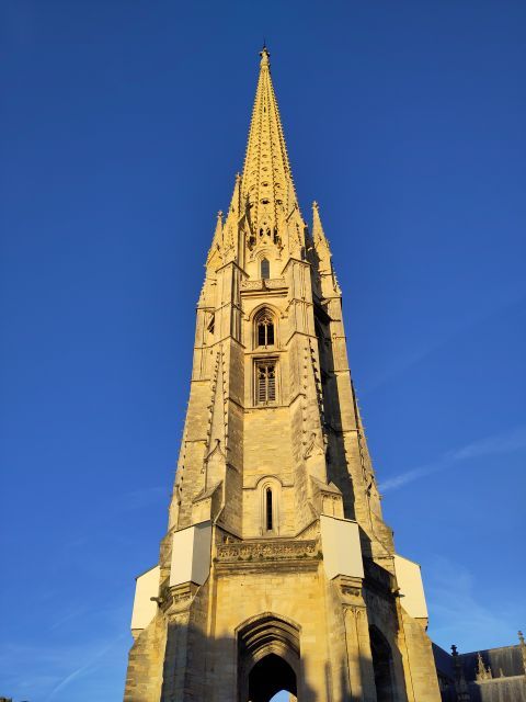 la flèche St Michel à Bordeaux, sur fond d'un beau ciel bleu.